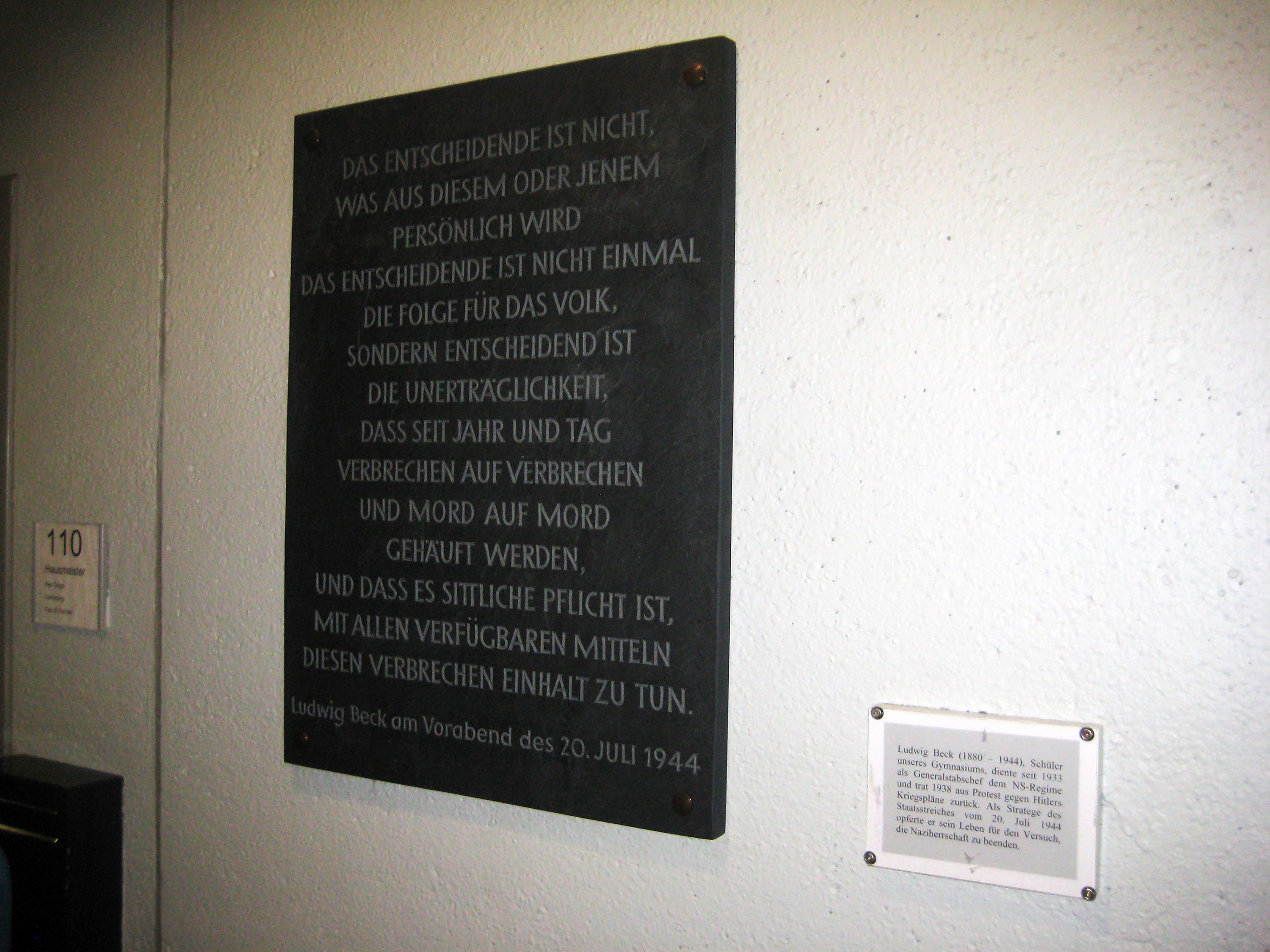 Gedenktafel in der Wiesbadener Diltheyschule